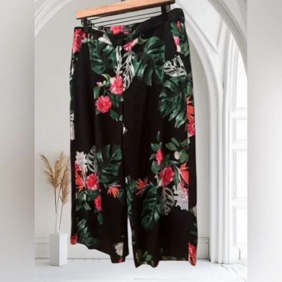 Vince Camuto Floral Wide Leg Capri Pants Black Red Size 10 Tropical Print - Picture 1 of 4